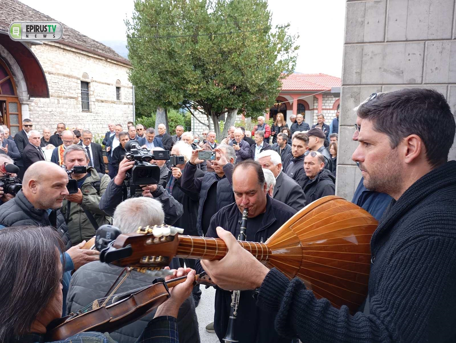 Με ήχους κλαρίνων η κηδεία του Γρηγόρη Καψάλη 