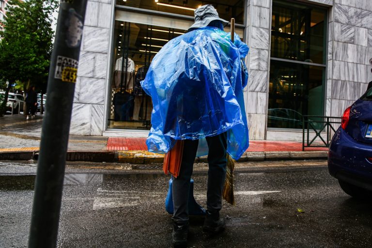 Καιρός σήμερα: Αυξημένες νεφώσεις με πιθανότητα για τοπικές βροχές – Δεν ξεπερνά τους 24 βαθμούς η θερμοκρασία