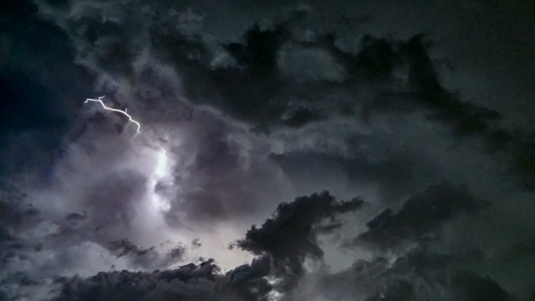 Βροχές, καταιγίδες και ανατροπές στον καιρό — Πού θα «χτυπήσει» η κακοκαιρία σήμερα