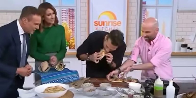 Ο Κωνσταντίνος Αργυρός δοκίμασε σουβλάκι από καγκουρό σε πρωινή εκπομπή της Αυστραλίας