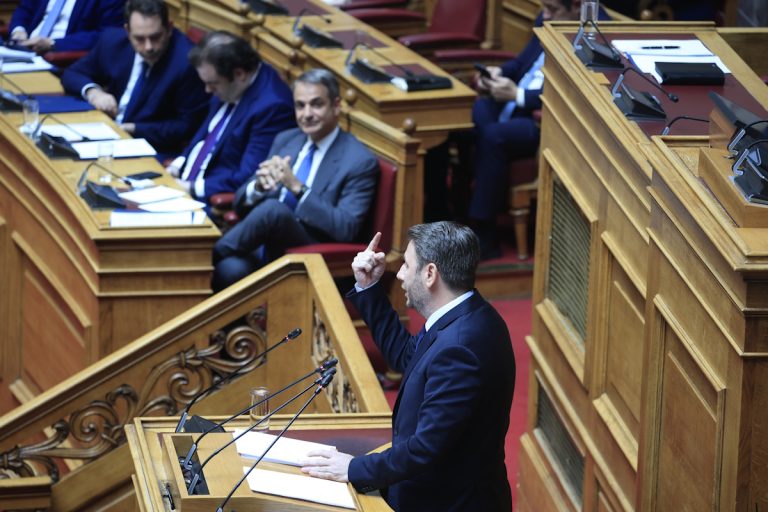 Μετωπική ΝΔ – ΠΑΣΟΚ για τον ΟΠΕΚΕΠΕ: Το κυβερνών κόμμα «καρφώνει» στέλεχος της αξιωματικής αντιπολίτευσης