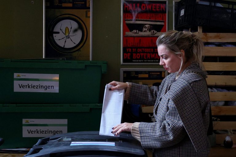 Εκλογές «θρίλερ» στην Ολλανδία: Το φιλοευρωπαϊκό κεντρώο D66 και το ακροδεξιό PVV ισοδυναμούν με 26 έδρες