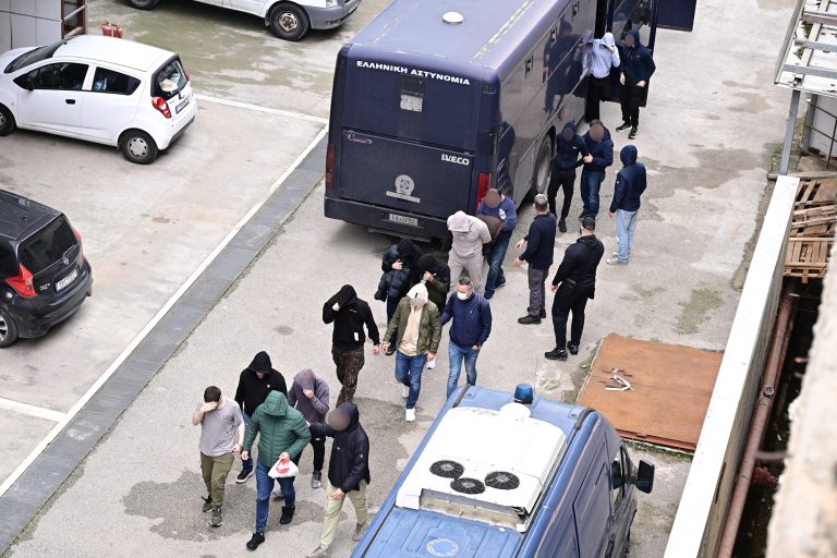 ΟΠΕΚΕΠΕ: Σε κατ’ οίκον περιορισμό με «βραχιολάκι» η σύζυγος του φερόμενου αρχηγού του κυκλώματος