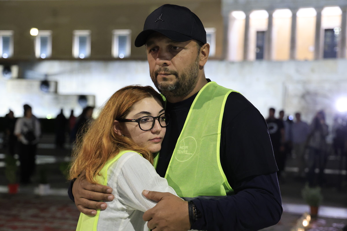 Η ομάδα "Μέχρι Τέλους" στο σημείο που είναι γραμμένα τα ονόματα των νεκρών του σιδηροδρομικού δυστυχήματος των Τεμπών μπροστά από το μνημείο του Άγνωστου Στρατιώτη