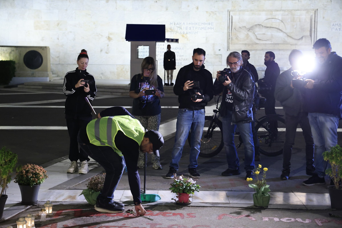 Η ομάδα "Μέχρι Τέλους" στο σημείο που είναι γραμμένα τα ονόματα των νεκρών του σιδηροδρομικού δυστυχήματος των Τεμπών μπροστά από το μνημείο του Άγνωστου Στρατιώτη