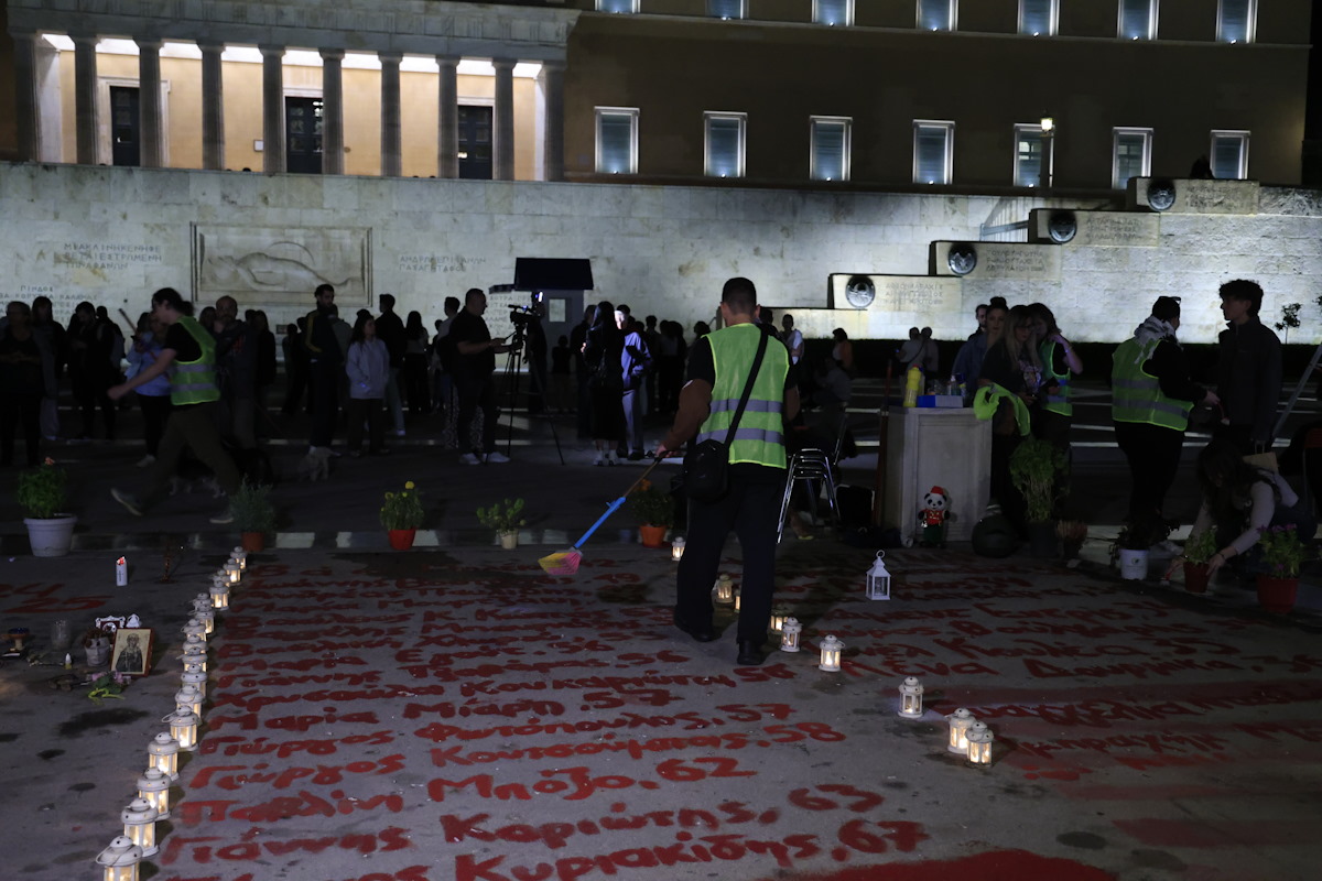 Η ομάδα "Μέχρι Τέλους" στο σημείο που είναι γραμμένα τα ονόματα των νεκρών του σιδηροδρομικού δυστυχήματος των Τεμπών μπροστά από το μνημείο του Άγνωστου Στρατιώτη