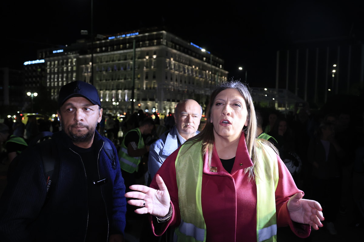 Η ομάδα "Μέχρι Τέλους" στο σημείο που είναι γραμμένα τα ονόματα των νεκρών του σιδηροδρομικού δυστυχήματος των Τεμπών μπροστά από το μνημείο του Άγνωστου Στρατιώτη