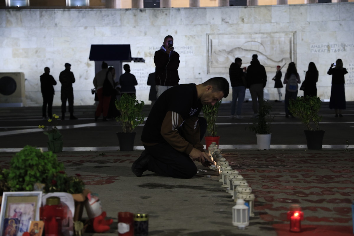 Η ομάδα "Μέχρι Τέλους" στο σημείο που είναι γραμμένα τα ονόματα των νεκρών του σιδηροδρομικού δυστυχήματος των Τεμπών μπροστά από το μνημείο του Άγνωστου Στρατιώτη