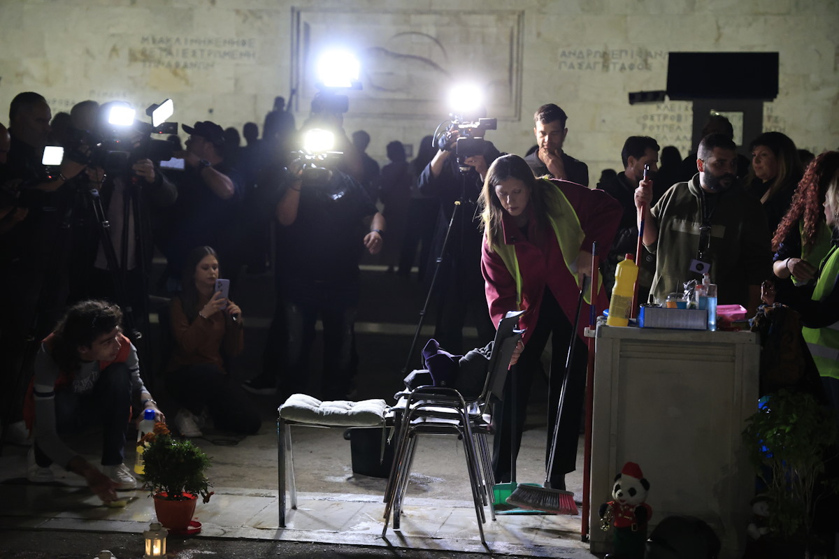 Η ομάδα "Μέχρι Τέλους" στο σημείο που είναι γραμμένα τα ονόματα των νεκρών του σιδηροδρομικού δυστυχήματος των Τεμπών μπροστά από το μνημείο του Άγνωστου Στρατιώτη