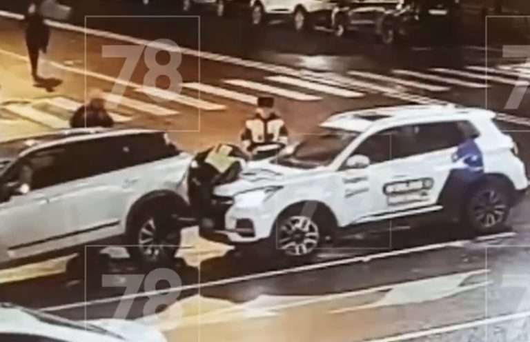 Βίντεο σοκ από τη Ρωσία: Οδηγός μπέρδεψε το φρένο με το γκάζι και συνέθλιψε τροχονόμο