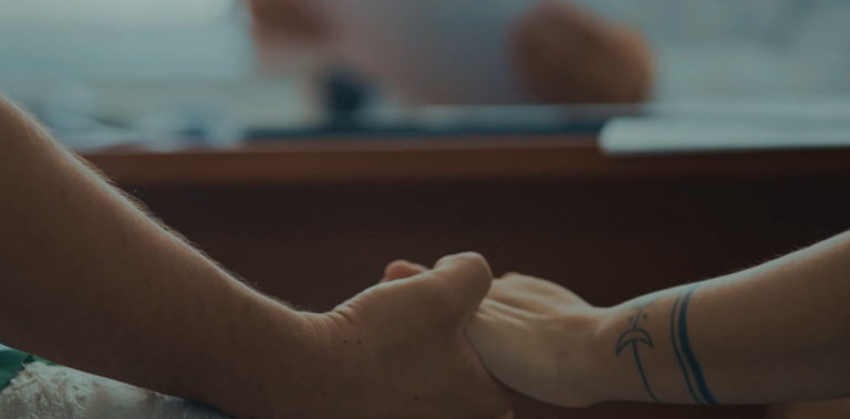 “Seawall”: Ένας θεατρικός στοχασμός για ανομολόγητα συναισθήματα και το εύθραυστο της ύπαρξης