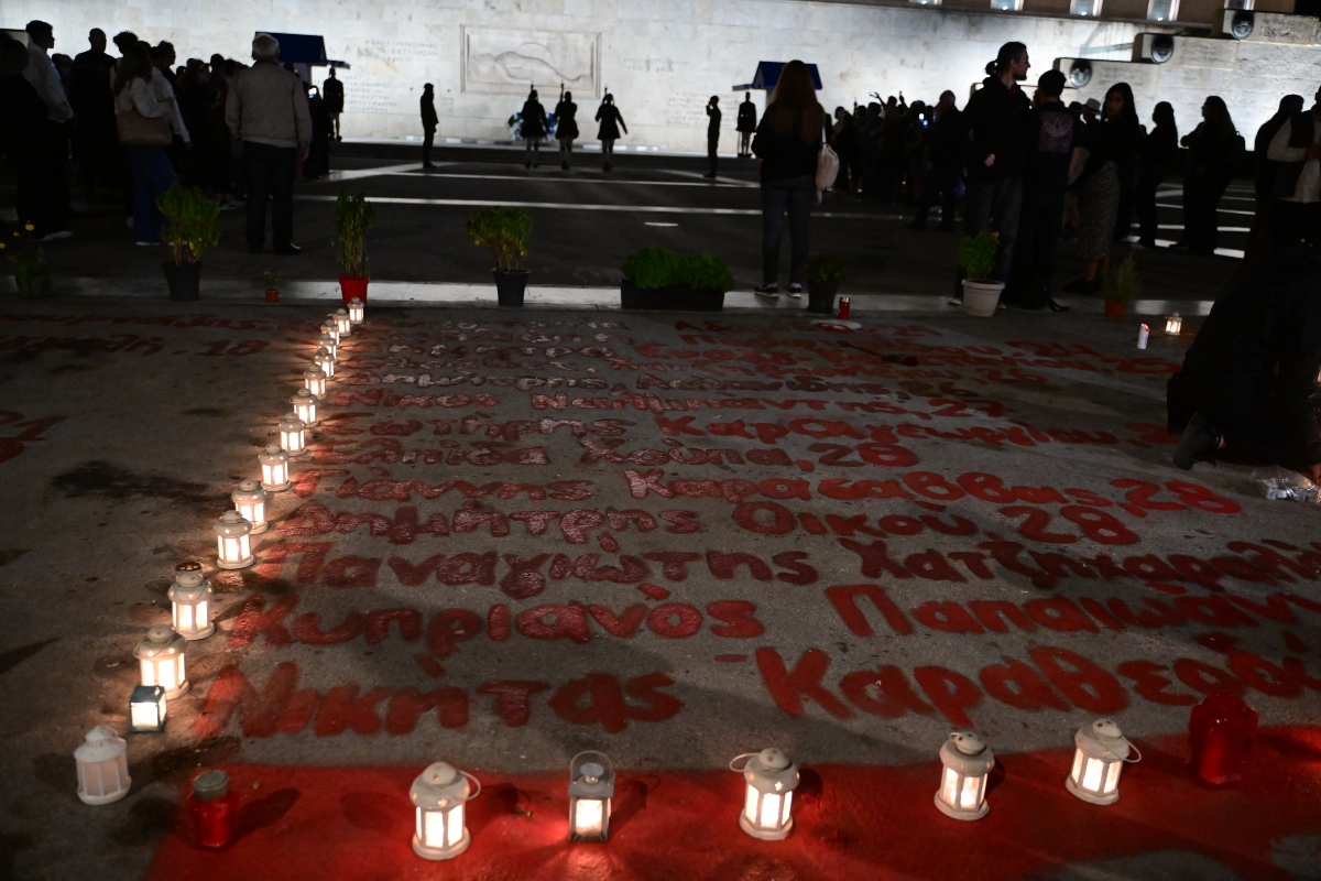 Γραμμένσ ονόματα των θυμάτων των Τεμπών στο Σύνταγμα