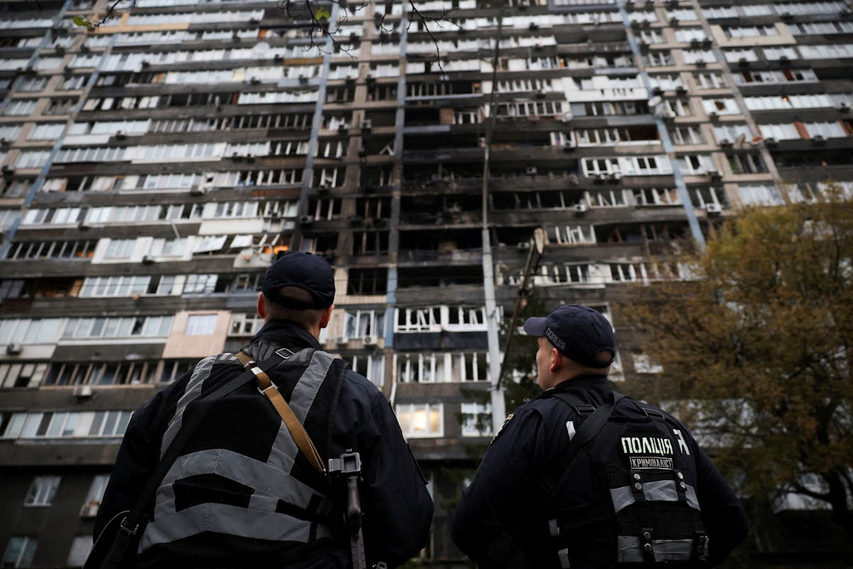 Αστυνομικοί ερευνητές εξετάζουν μια πολυκατοικία που υπέστη ζημιές κατά τη διάρκεια ρωσικής επίθεσης με drone και πυραύλους, στο Κίεβο