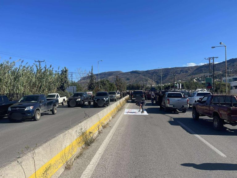 Αγρότες και κτηνοτρόφοι της Κρήτης κλιμακώνουν τον αγώνα – Κλειστός ο ΒΟΑΚ