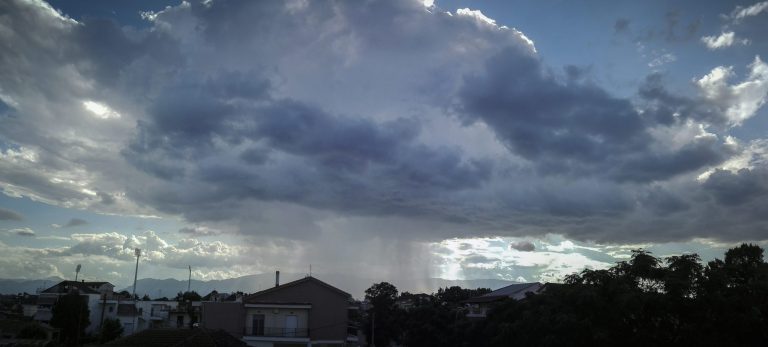 Καιρός: Βροχές, μπουρίνια και βοριάδες — Ο Νοέμβρης δείχνει τα… δόντια του