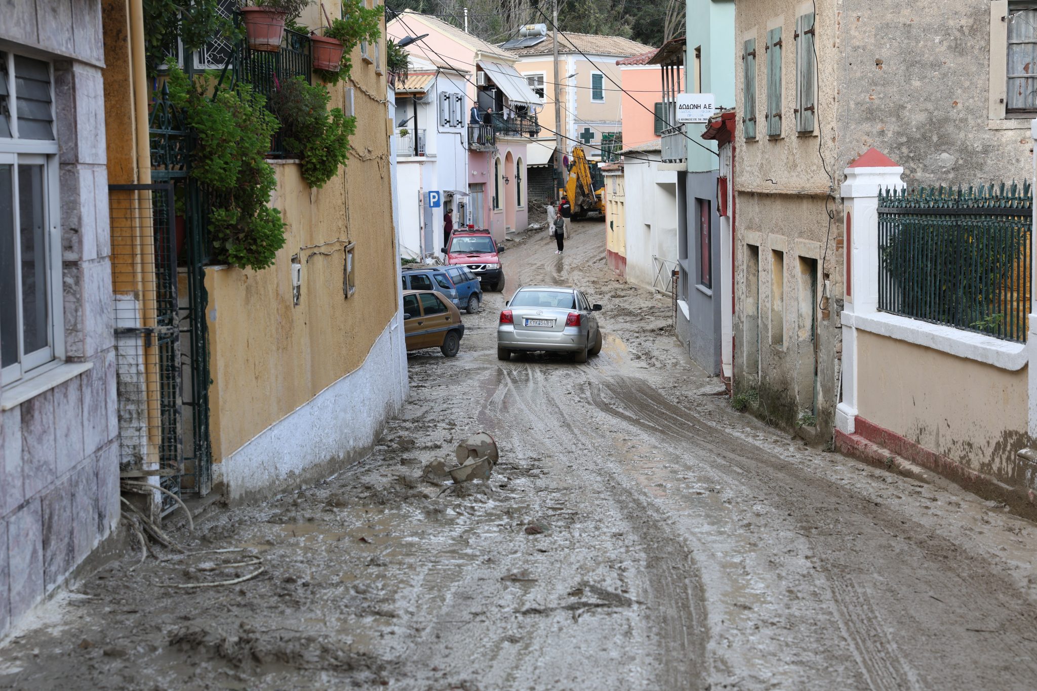 Η κακοκαιρία σαρώνει τη Δυτική Ελλάδα: Πλημμύρες, κατολισθήσεις, απεγκλωβισμοί και «112»