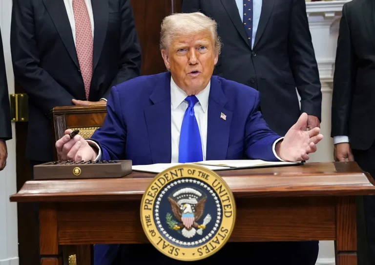 Πώς οι κινήσεις του Τραμπ αναδιαμόρφωσαν τη φαρμακοβιομηχανία το 2025