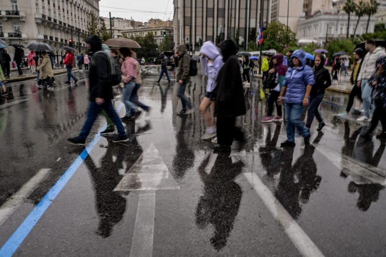 Καιρός: Έρχεται βροχερό Σαββατοκύριακο – Πού αναμένονται καταιγίδες