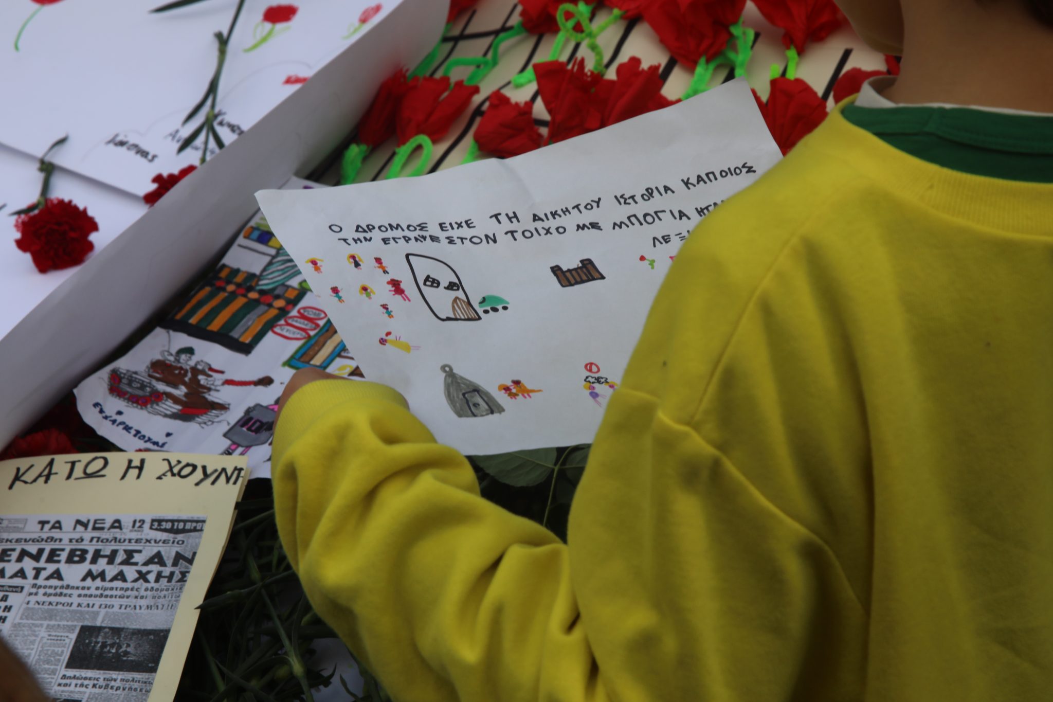 Πολυτεχνείο: Φόρος τιμής 52 χρόνια μετά με μηνύματα, ζωγραφιές και συγκίνηση