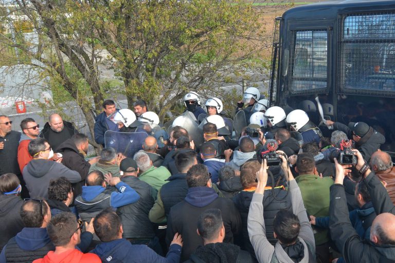 Καταγγελία για αστυνομική βία στη Νίκαια – Μαρτυρία της Χαρούλας Διβάνη για τον τραυματισμό του συζύγου της