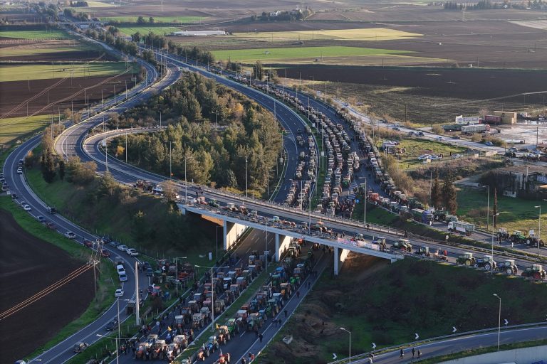 Μπλόκα αγροτών: Επεισόδια, συλλήψεις και τραυματισμοί – Κλειστή η ΕΟ Αθηνών – Θεσσαλονίκης και η Ε65