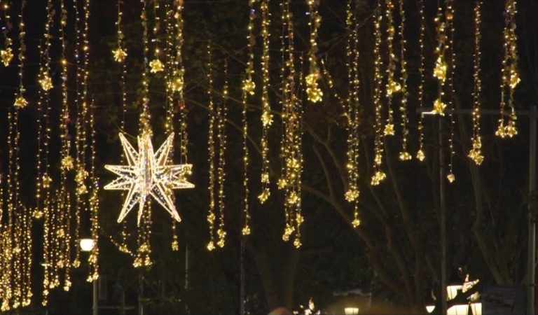 Βαρκελώνη: Φαντασμαγορικό φωτεινό σόου σηματοδοτεί την έναρξη των εορτών