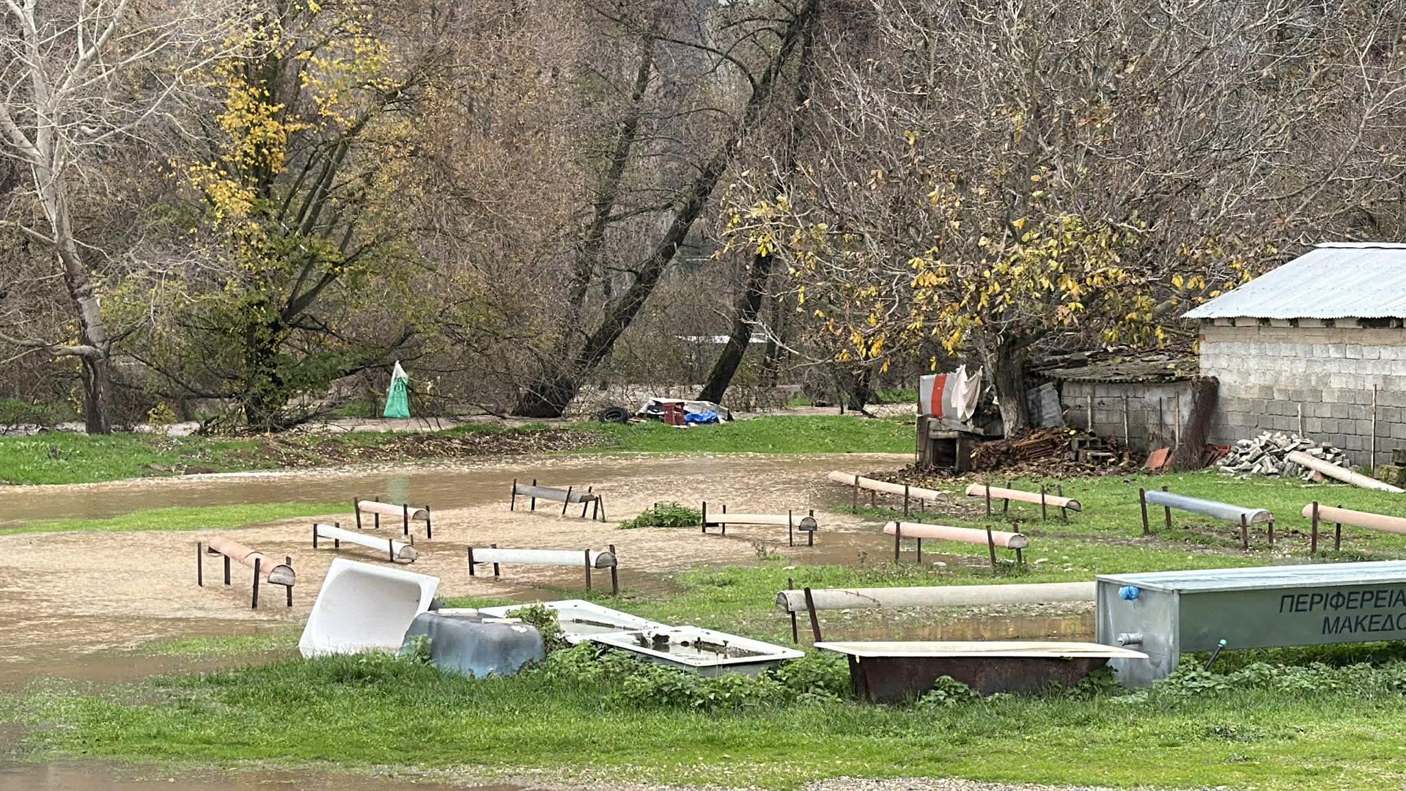 Καστοριά: Κατολίσθηση βράχου στον Περιφερειακό – Πέφτει η στάθμη του νερού του Αλιάκμονα