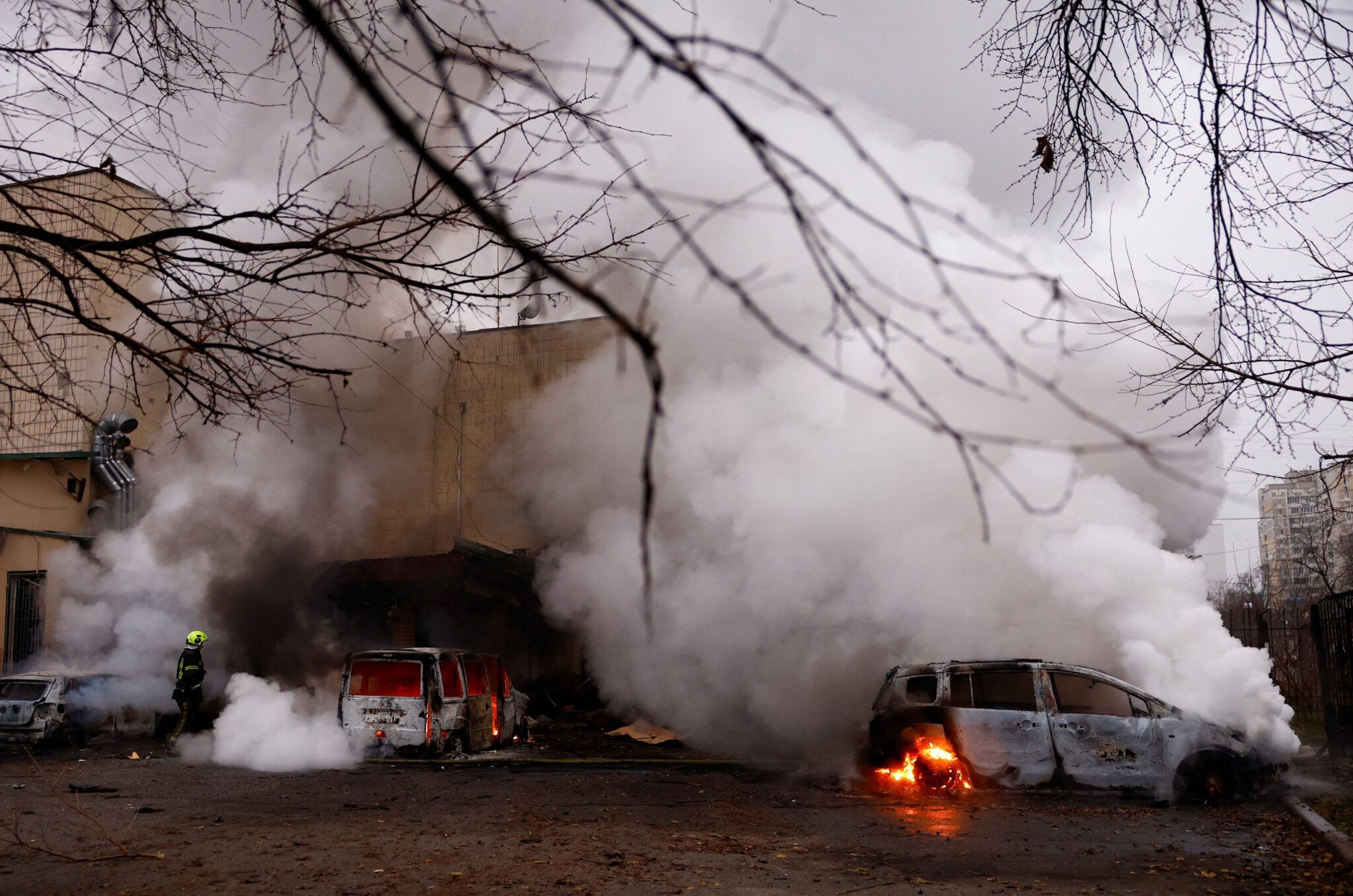 Πυκνός καπνός μετά τις ρωσικές επιδρομές στο Κίεβο