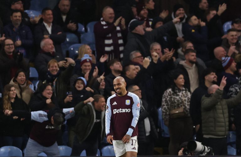 Οπαδός της Γιουνγκ Μπόις πέτυχε με μπουκάλι τον Μάλεν της Άστον Βίλα στο κεφάλι