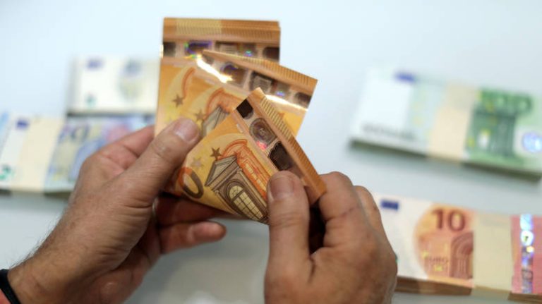 Επίδομα 250 ευρώ: Σε λίγες ώρες οι πρώτες πληρωμές – Όλα όσα πρέπει να ξέρετε για συντάξεις, ενοίκια, ενισχύσεις