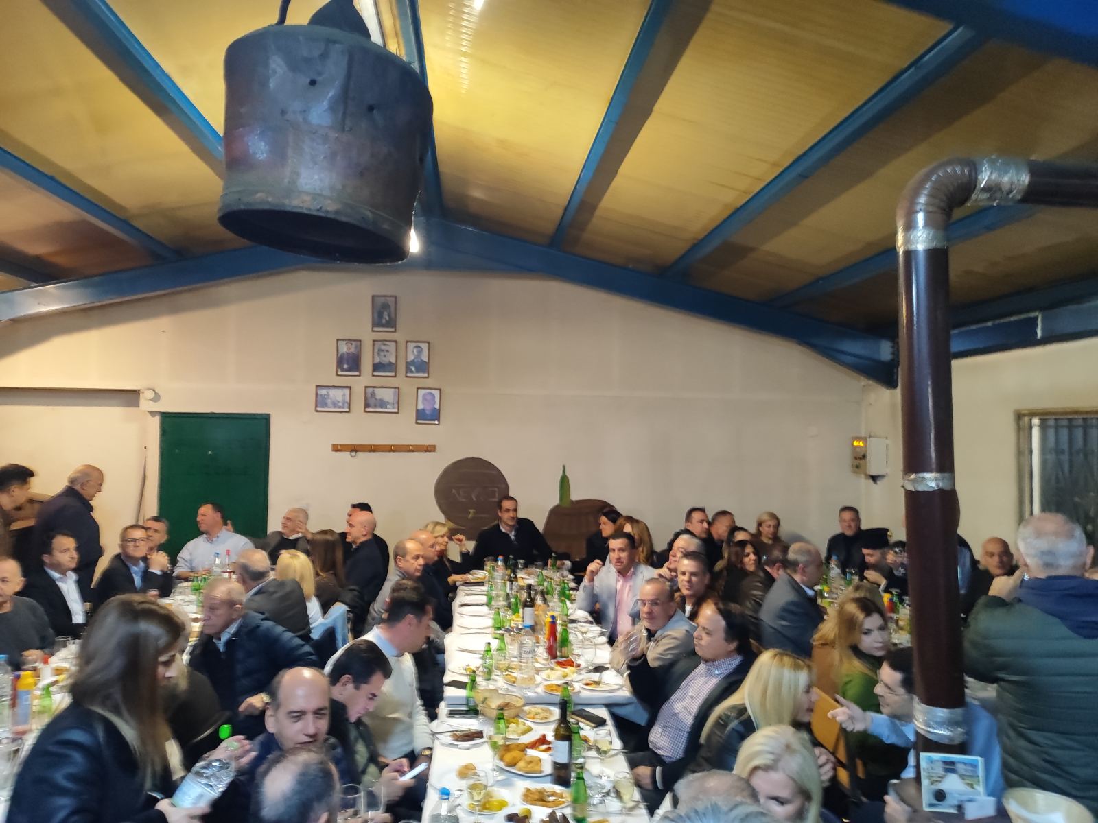 Ο υπουργός Εθνικής Άμυνας, Νίκος Δένδιας με άλλους υπουργούς και βουλευτές της ΝΔ στο παραδοσιακό βράσιμο του πρώτου τσίπουρου στο καζάνι του Γαζέα στη Φλώρινα