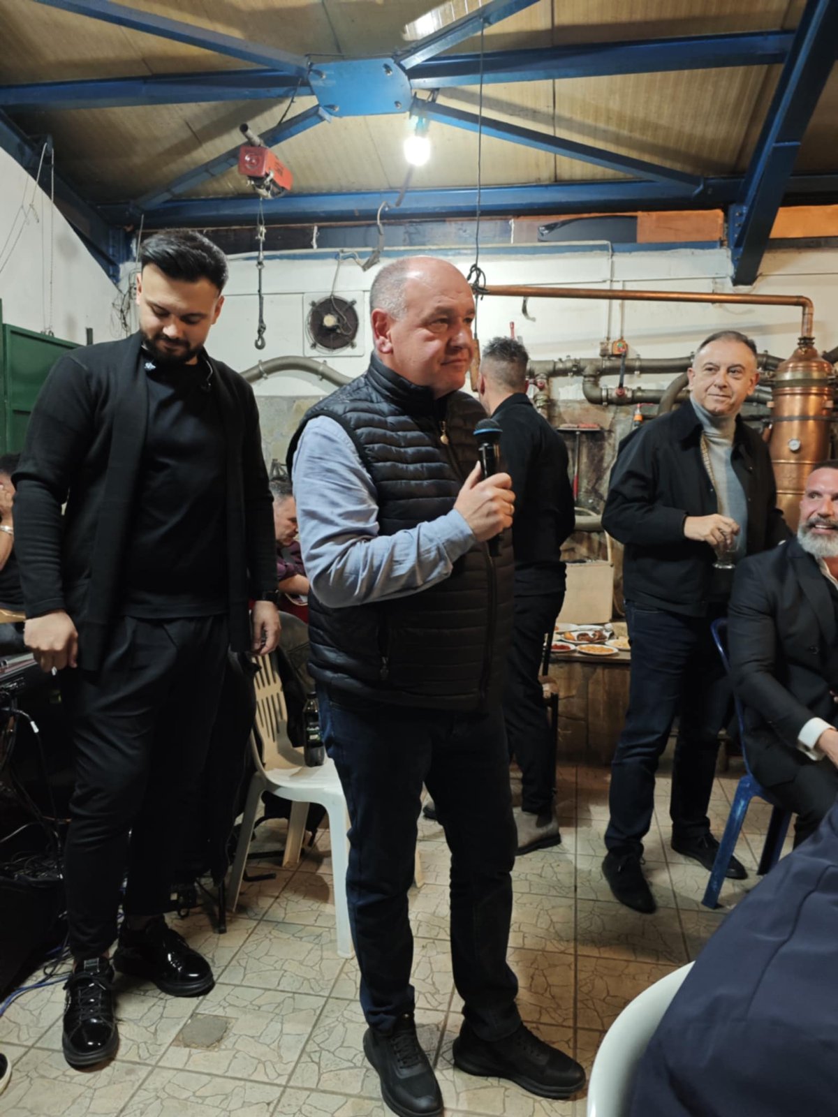 Ο υπουργός Εθνικής Άμυνας, Νίκος Δένδιας με άλλους υπουργούς και βουλευτές της ΝΔ στο παραδοσιακό βράσιμο του πρώτου τσίπουρου στο καζάνι του Γαζέα στη Φλώρινα