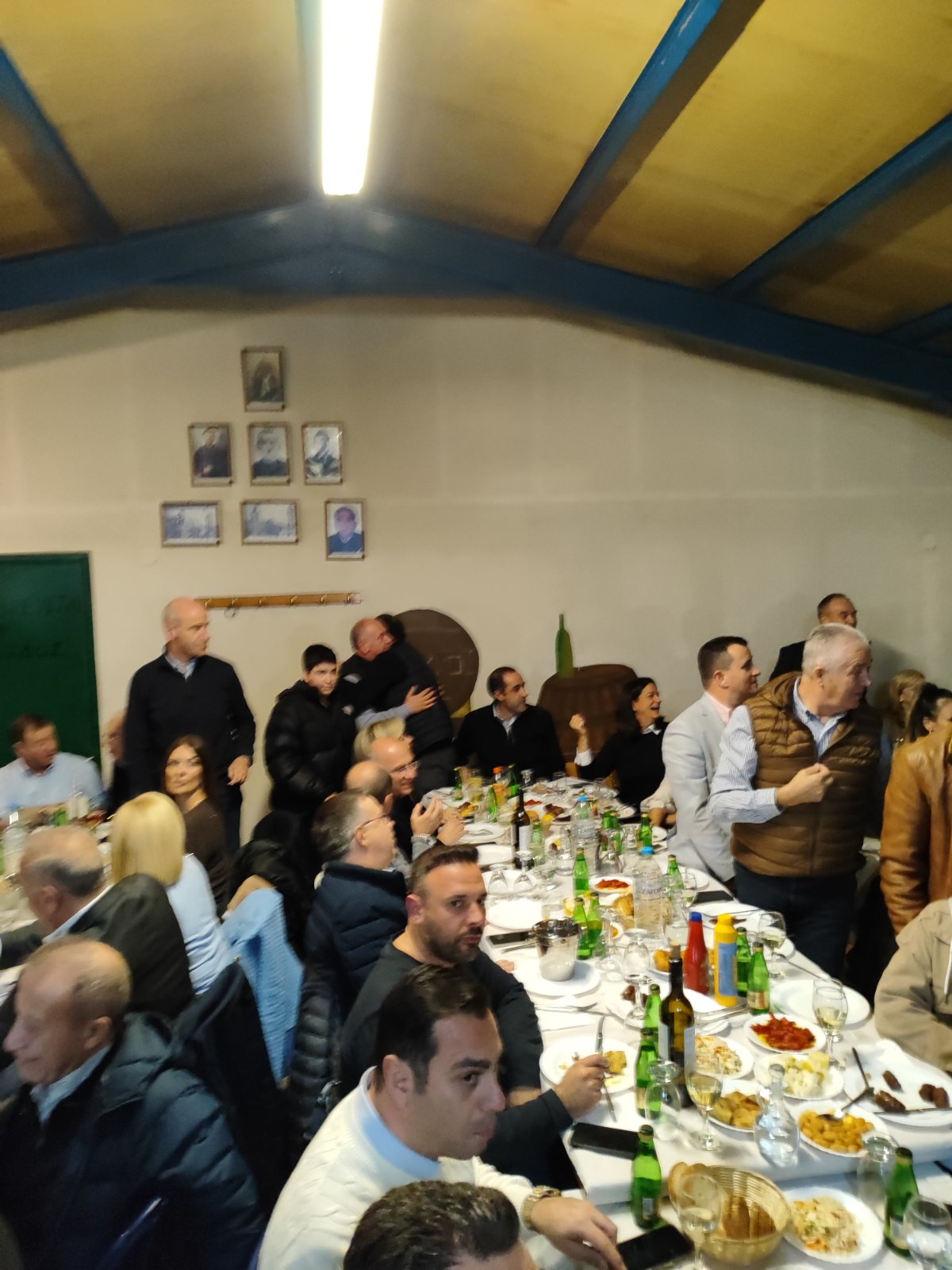 Ο υπουργός Εθνικής Άμυνας, Νίκος Δένδιας με άλλους υπουργούς και βουλευτές της ΝΔ στο παραδοσιακό βράσιμο του πρώτου τσίπουρου στο καζάνι του Γαζέα στη Φλώρινα