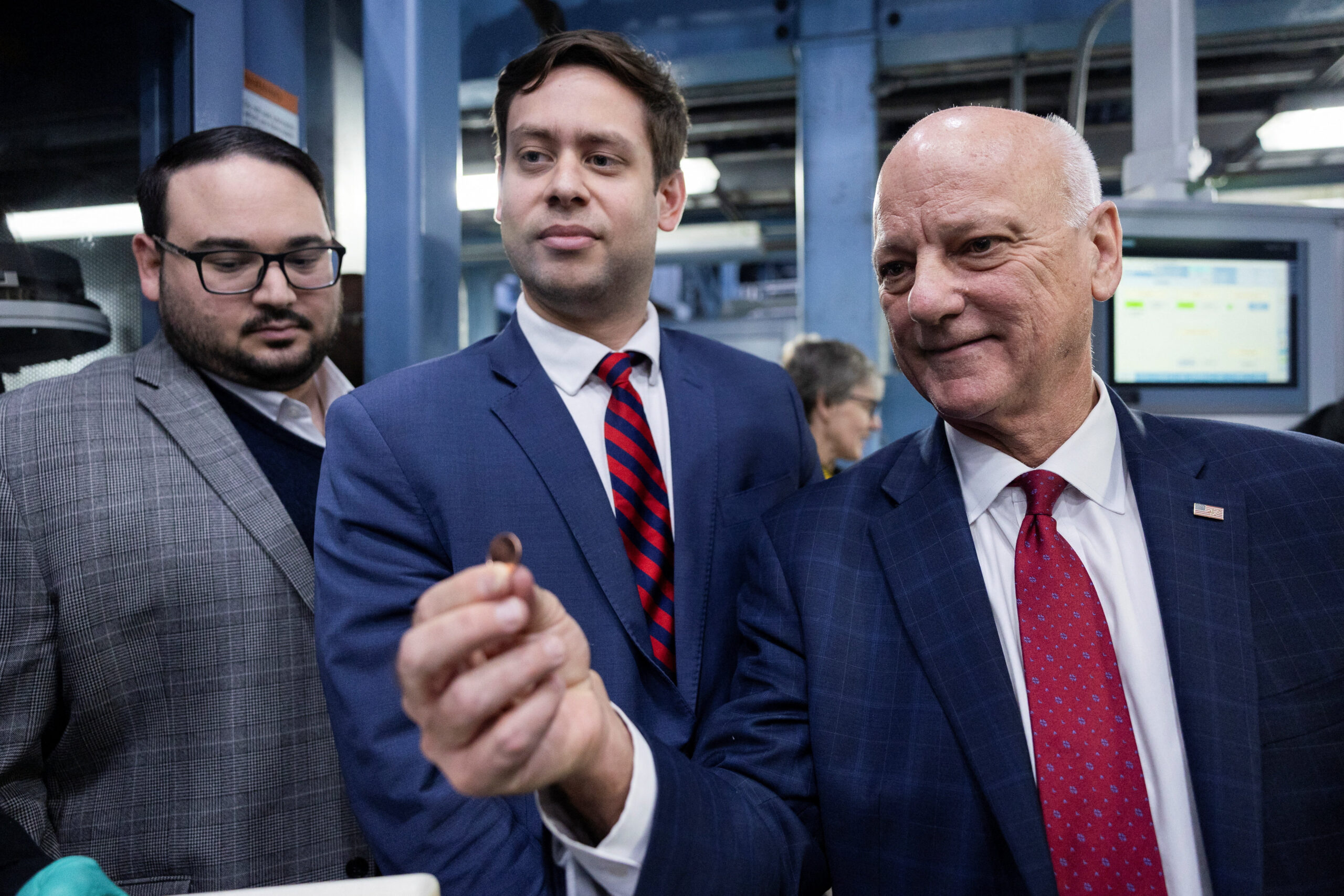 Ο αμερικανός υπουργός Οικονομικών Μπράντον Μπιτς κρατά ένα σεντ στο Νομισματοκοπείο των Ηνωμένων Πολιτειών στη Φιλαδέλφεια