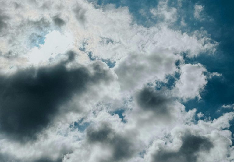 Καιρός: Καταιγίδες, σκόνη και άνεμοι 7 μποφόρ – Πού θα χτυπήσουν τα έντονα φαινόμενα