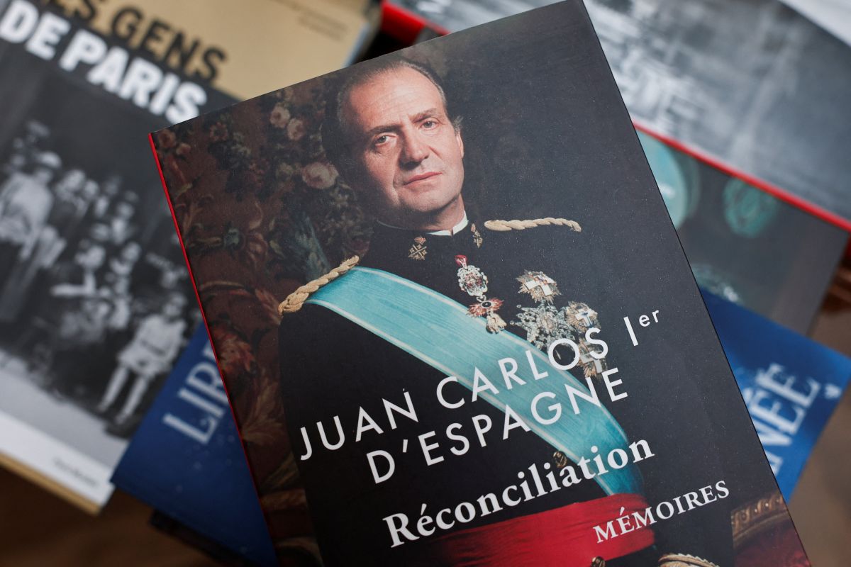Copies of the book "Reconciliation" written by former King Juan Carlos I of Spain, inside the Galignani bookstore in Paris Reconciliation, το βιβλίο του τέως βασιλιά της Ισπανίας Χουάν Κάρλος