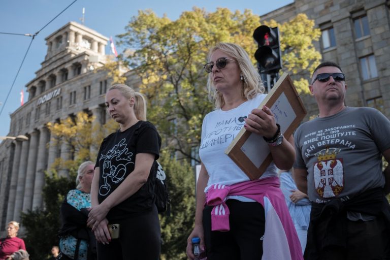 Σερβία: Μητέρα θύματος της τραγωδίας του Νόβι Σαντ ξεκινά απεργία πείνας μπροστά από το Κοινοβούλιο