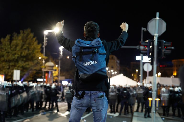 Τεταμένη η κατάσταση μπροστά από τη βουλή της Σερβίας όπου πραγματοποιεί απεργία πείνας η μητέρα θύματος της τραγωδίας στο Νόβι Σαντ