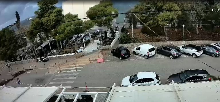 Ισχυροί άνεμοι ξήλωσαν το στέγαστρο επιχείρησης στο Καβούρι (Βίντεο)