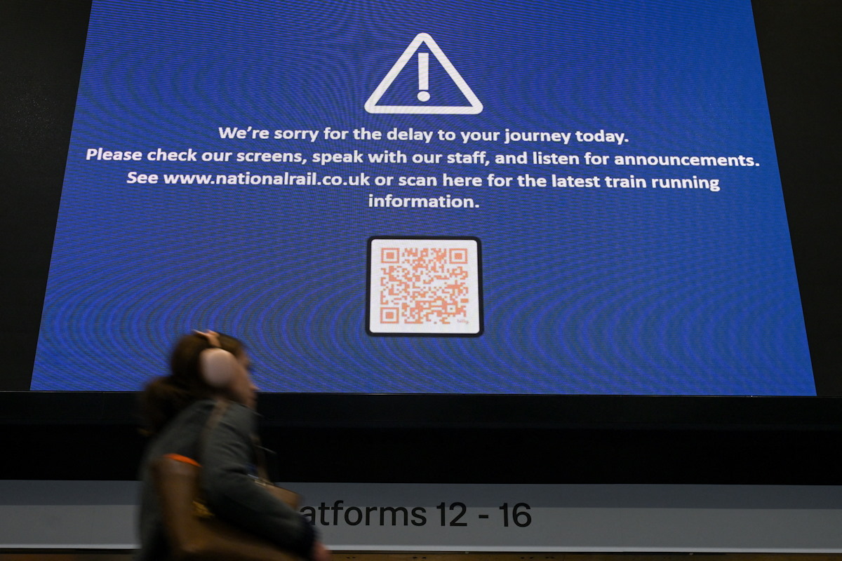 Μια οθόνη δείχνει πληροφορίες σχετικά με την καθυστέρηση των σιδηροδρομικών υπηρεσιών μετά από εκτροχιασμό τρένου κοντά στο Shap της Cumbria, στο σταθμό Euston του Λονδίνου