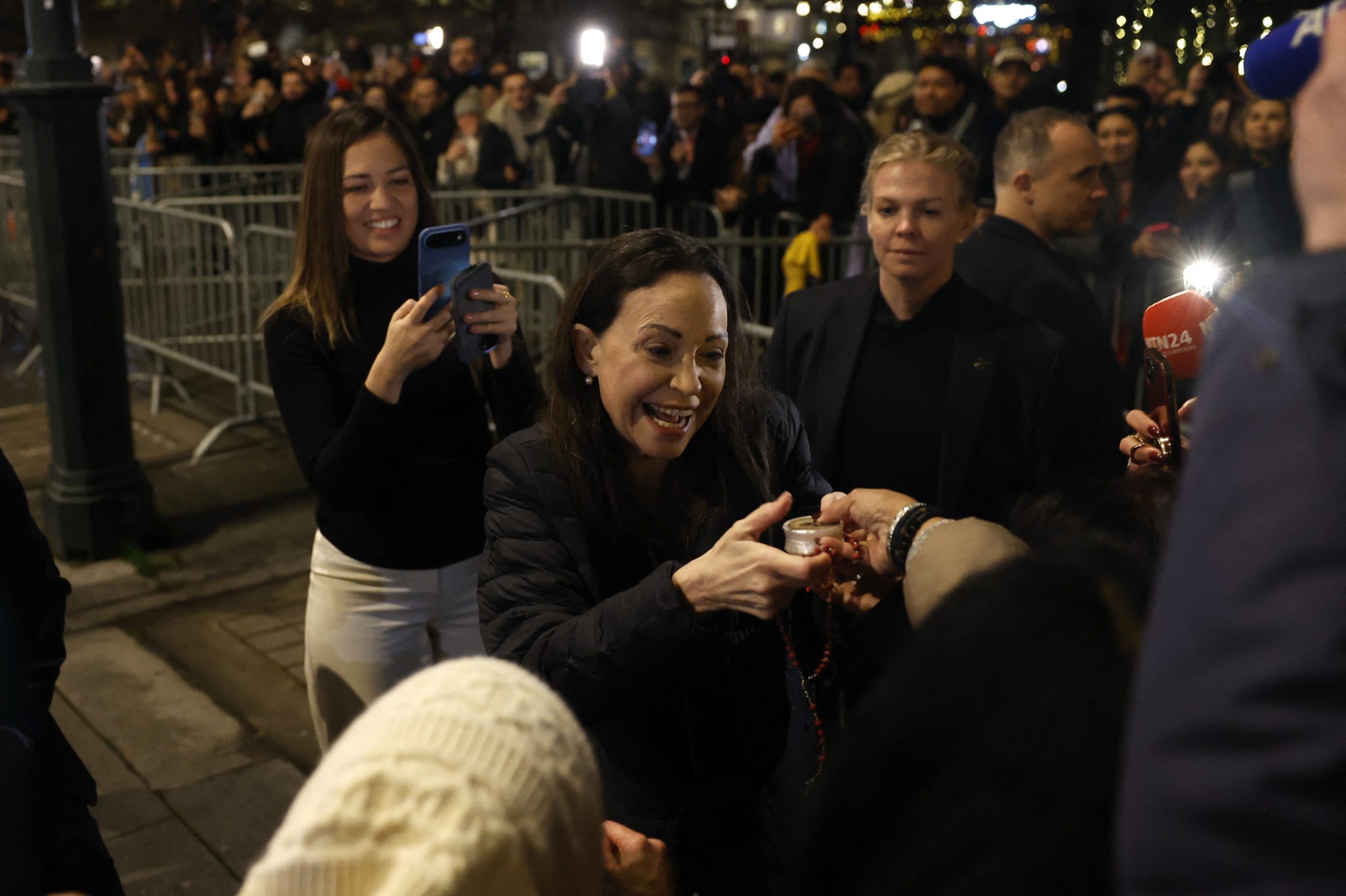 Στο Όσλο η Ματσάδο λίγο μετά την απονομή των βραβείων Νόμπελ – Η πρώτη της δημόσια εμφάνιση μετά από 11 μήνες