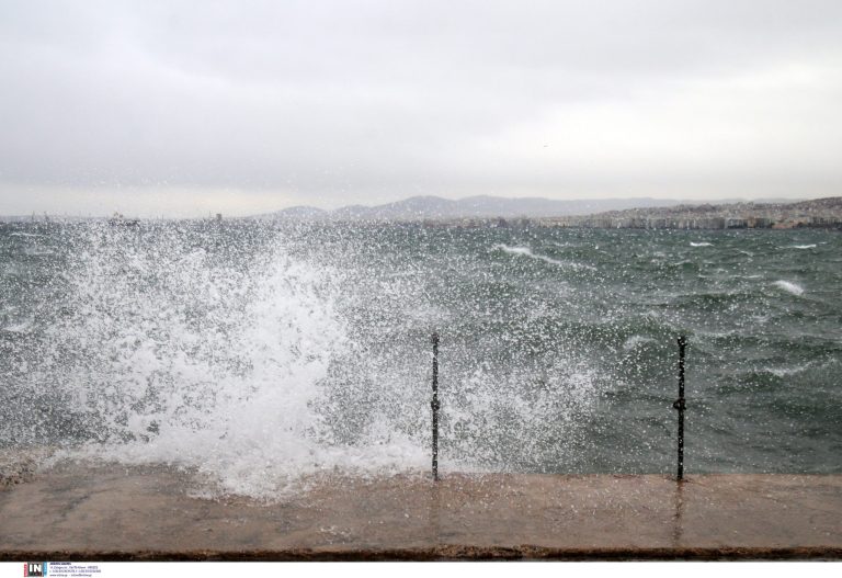 Ρόδος: Έσπασαν κάβοι σε κρουαζιερόπλοιο λόγω δυσμενών καιρικών συνθηκών