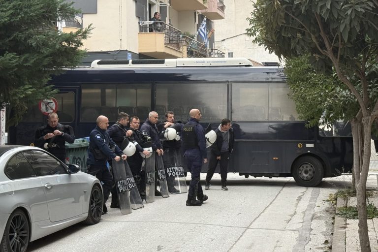 Τρακτέρ έξω από το γραφείο του Τσιάρα στην Καρδίτσα  – Τι απαντά ο Υπουργός