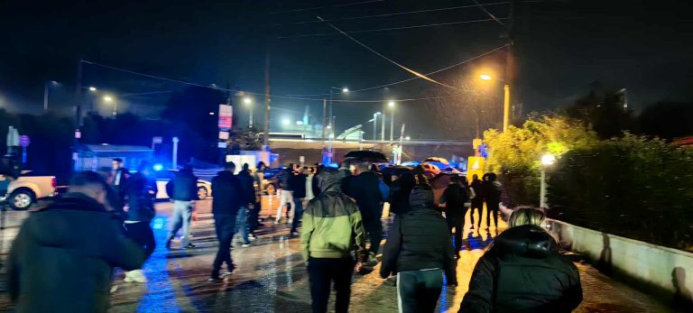 Έκλεισαν τον αυτοκινητόδρομο Πατρών – Πύργου και την παλιά εθνική οδό οι αγρότες – Ένταση με οδηγό ΙΧ