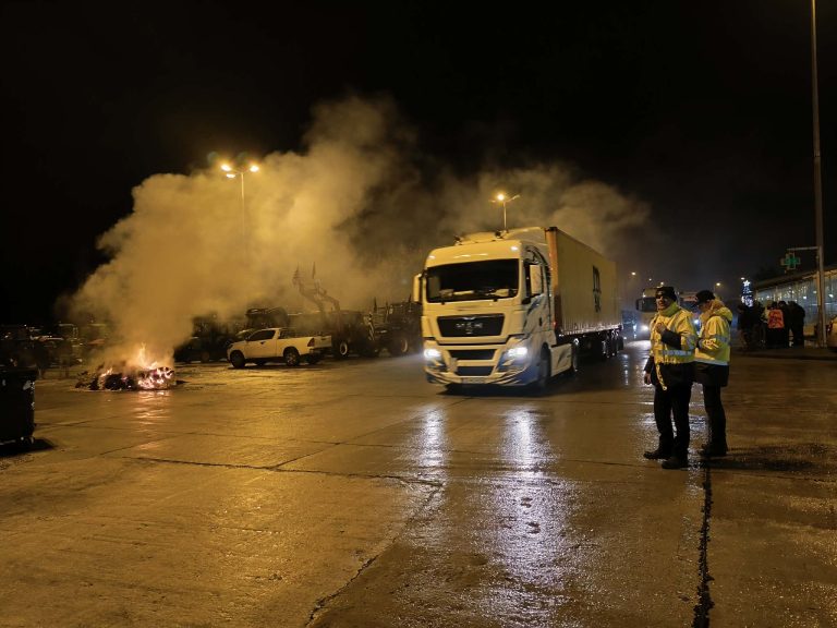 Σέρρες: Οι αγρότες άνοιξαν το τελωνείο του Προμαχώνα – Χιλιάδες νταλίκες περνούν από τα σύνορα