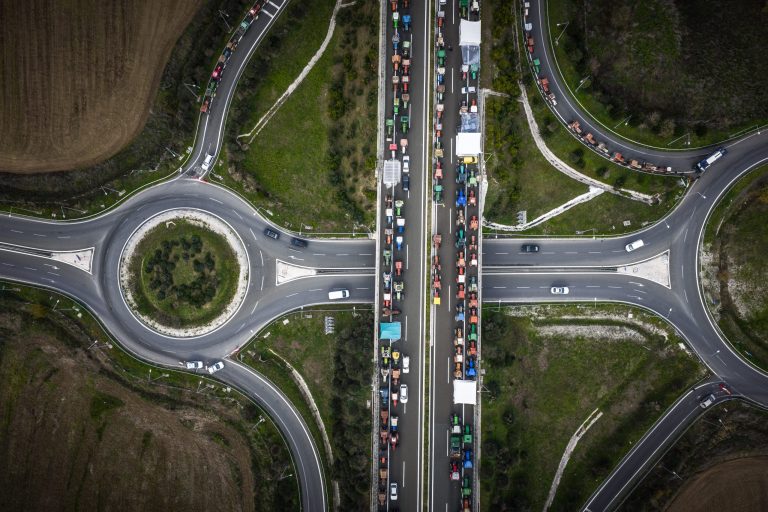 Κλιμακώνονται οι αγροτικές κινητοποιήσεις: Πάνω από 4.000 τρακτέρ στη Θεσσαλία, νέο μπλόκο σήμερα στα Τρίκαλα