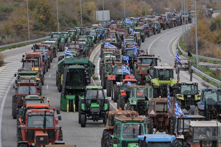 Ανεβάζουν τόνους οι αγρότες: Κατάληψη των γραφείων αποκεντρωμένης διοίκησης, στο Ηράκλειο – Επ’ αόριστον αποκλεισμό τελωνείων αποφάσισαν αγρότες της Β. Ελλάδας