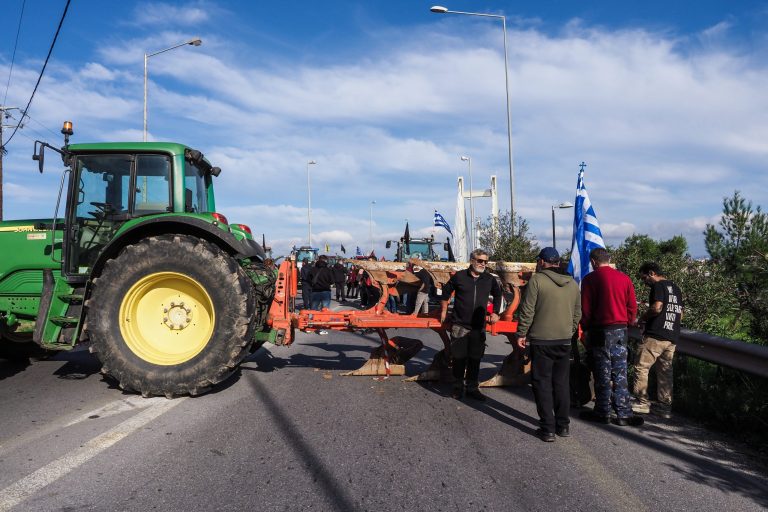 ‘Ωρα μηδέν για το αγροτικό: Πυρετός συσκέψεων στα μπλόκα μετά τις εξαγγελίες Τσιάρα