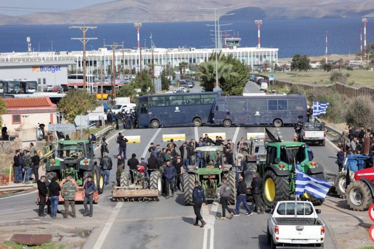Παραμένουν δυναμικά στα μπλόκα της δυτικής Θεσσαλίας οι αγρότες