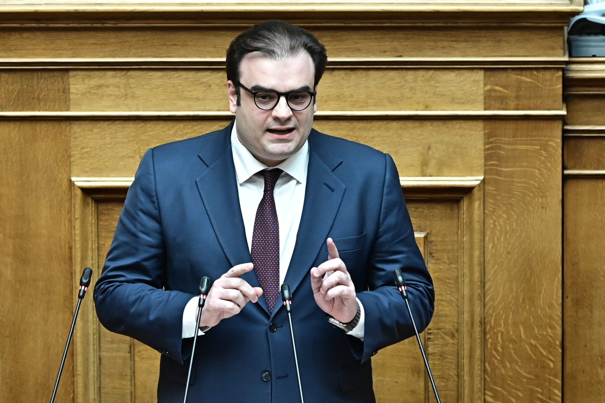 Ο Κυριάκος Πιερρακάκης στο βήμα της Βουλής